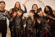 【海外】BABYMETALとOrbit Culture、Michael Amottのバックステージショット