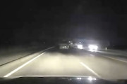 【動画】街灯の無い片側2車線道路で遭遇した不審すぎる車。