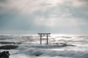 外国人「見てくれ、これが日本にある神聖な海の鳥居だ！」