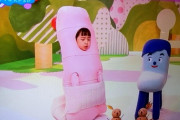【画像】NHK教育テレビ女児にとんでもない格好をさせてしまう…