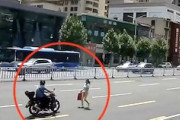 【動画】避けない歩行者と避けないバイクが道路で出会ってしまった結果。