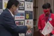 河村市長、後藤選手に感謝状と金一封を渡し「いくら入っているか分からんけど､税金ですので､俺の金じゃないので､税金だで」