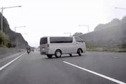 【動画】ハイエースがスピンしてJR東海バスが突っ込んでしまう事故。