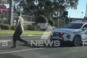 【動画】オーストラリア警察さん、道を塞いだ不良を車で轢いたうえリンチを加えてしまうｗｗｗ