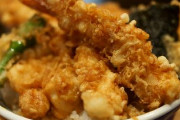【悲報】ワイ（36）、持ち帰りのてんやの天丼を食べながら赤いきつねを啜り涙を流す
