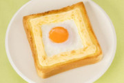 食パンにマヨネーズで四角に囲って生卵を載せて焼いたトーストあるやん