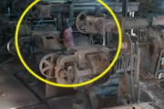 【労災】大型機械に服を巻き込まれた女性が亡くなった事故の映像。