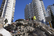 海外「トルコ地震、死傷者33000人越え。違法建築に関わった建設業者達を逮捕」