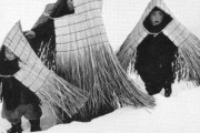 海外「ワラで出来た防寒具があるとは！」1956年正月行事に出かけるミノを着た子供たちに感動！