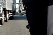 これもう煽られ運転だろ。車道のど真ん中を走っていた自転車のトラブル車載。