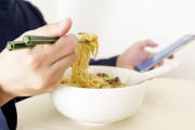 ラーメン屋「うちはスマホの使用禁止です」← これ、他の客への配慮だからな