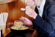 【画像】Twitter「ラーメン屋のレンゲにムカついた、二度と行かない。」