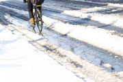 やめてくれ！雪の降った後に自転車に乗る奴無謀だろ！無敵の人かよ！