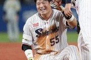 村上宗隆、最後の挨拶をする矢野監督に気付き胴上げに待ったをかける