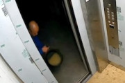 【動画】中国のおじさん、エレベーターで非常識な事をしてしまう。