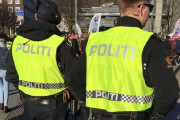 ノルウェー警察、77人犠牲のテロ後も丸腰…「弓矢事件」で銃携帯へ！