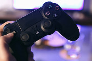 元ホワイトハウス報道官、PS4コントローラーの偽物を掴まされブチ切れ！ 中国を叩き出してしまう
