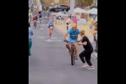 【悲報】女さん、自転車レースでまたやらかす・・・