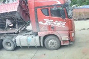 トラックを整備中の男性が荷台に潰されかけるギリギリ動画が中国で撮影される。
