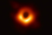 ブラックホールの証拠とされた「光のリング」は幻だった？…世界初の画像に異論！