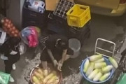 【韓国不潔】「足をタライに突っ込んだまま」その水で「大根を洗う」…中国の「裸キムチ」を連想させる動画に “衝撃”