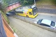 【動画】ひぇぇ！二階建バスが高さ制限の高架下に突っ込んで15人が重軽傷(((ﾟДﾟ)))