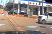 【動画】 信号無視の車に突っ込まれたのに、逆に投稿者が叩かれているドラレコ動画がこちら・・