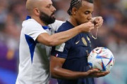 【フランス代表】「今グリーズマンに怒られた？」試合中もネックレス着用のフランス代表クンデ、デシャン監督からもお叱り「許されない」