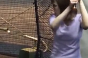 【動画】女さん、バッティングセンターでとんでもないバッティングをしてしまう