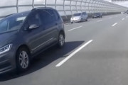 どこを見ていた？高速道路で停車中のベンツにモロに突っ込んでしまうVWの映像。