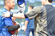 前日バット頭部直撃の伏見にＤｅＮＡ嶺井が謝罪　グータッチ交わす