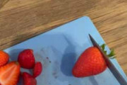 イヌの隣でイチゴを切っていた。いらないヘタはどうするの？ → こうします…