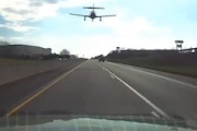 【動画】ペンシルベニア州のハイウェイに飛行機が不時着する様子をドラレコから。