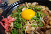 【画像】ワイ吉野家のスタミナ超特盛丼を食べる