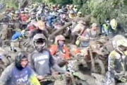 【動画】3000台以上のバイクが参加したインドネシアのオフロードレース、過酷すぎるｗｗｗ