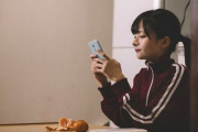 社会人の一人暮らしはそんなに偉いことなのか？　「実家のほうがお金が貯まる」など賛否両論