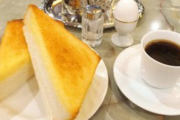 喫茶店で毎回コーヒーとトーストを頼んでたんだけど、先日セットメニュー(200円安い)を発見した。３年も通ってたのに裏切られた感が半端ない。
