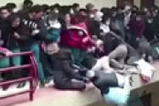 【動画】 ボリビアの大学で手すりが壊れ８人が４階から１階に転落し5人以上死亡　瞬間を捉えた動画に衝撃走る