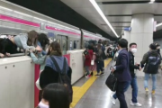 【速報】京王線で刃物男が電車内で放火し火災が発生 → 乗客が逃げる姿がアップされる