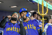 【海外の反応】イチロー愛弟子が記者にプレゼントした物が話題に【MLB】