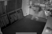 【悲報】カードショップ、強盗被害に遭う。防犯カメラの映像も公開される