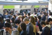 社畜に激震「満員電車で感染を防ぐ方法はない」