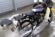 バイクの洗車って水でやらない方がいいの？