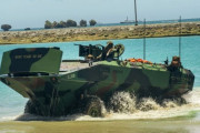 米海兵隊、沖縄のホワイトビーチ海軍施設で新型水陸両用戦闘車ACVの上陸訓練や車両からの脱出訓練を実施！