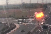 パレスチナからの無差別ロケット弾がイスラエルのハイウェイに着弾する瞬間。