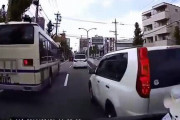 【悲報】女さん、警察の原付きを追い越そうとして別の車にぶつけてしまうｗｗｗｗｗｗｗｗｗｗｗｗ