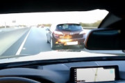 時速280キロで走行中にマツダ車に追突しかけたBMW M4の車載映像。