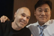 J1神戸の三木谷会長「友達といるよ」とイニエスタとのツーショ投稿　ファン「トモダチ…流石です」