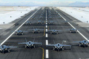 米空軍のF-35A戦闘機が滑走路にズラリ…ヒル空軍基地で「エレファント･ウォーク」を披露！
