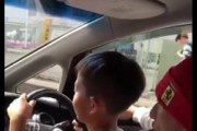 【動画】刺青男さん、子供に車を運転させてしまう